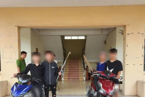 Các 4 người sử dụng dao, kiếm tự chế đuổi đánh người đi đường.