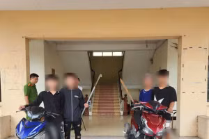 Các 4 người sử dụng dao, kiếm tự chế đuổi đánh người đi đường.