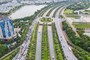 Một góc đại lộ Thăng Long khu vực gần Trung tâm Hội nghị Quốc gia nhìn từ trên cao.