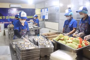 Đoàn kiểm tra công tác bảo đảm vệ sinh ATTP tại các cơ sở cung cấp suất ăn cho học sinh. Ảnh: TN.