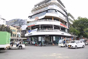 Tòa nhà Trung tâm thương mại - dịch vụ - ăn uống tại khu vực Quảng trường Đông Kinh Nghĩa Thục.