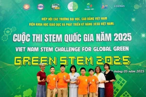 Cô trò Trường Tiểu học Nam Thành Công.