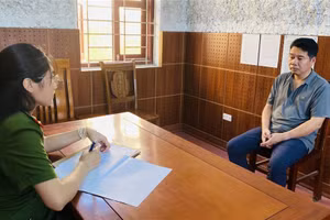 Cán bộ điều tra lấy lời khai đối tượng Phạm Việt Cường.