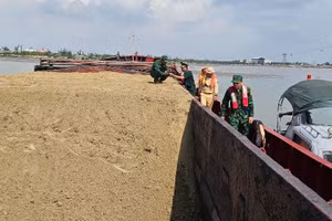 Lực lượng chức năng kiểm tra số hàng hóa trên tàu.