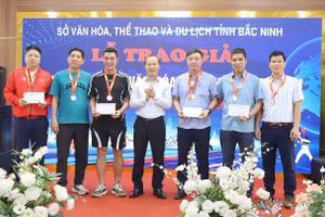 Ông Mai Sơn, Phó Chủ tịch Thường trực UBND tỉnh Bắc Ninh trao giải cho các cá nhân tham gia giao lưu môn Pickleball.
