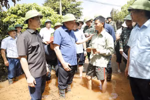 Phó Thủ tướng Thường trực Nguyễn Hòa Bình động viên người dân thôn Cửa Sông, xã Phúc Hòa.