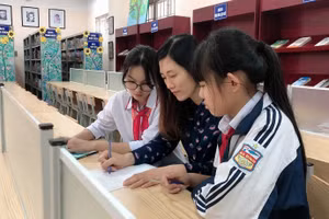 Cô Quỳnh Duyên hướng dẫn học sinh nghiên cứu khoa học.