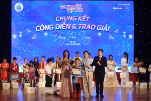 Hoàng Minh Trí được vinh danh tại cuộc thi.