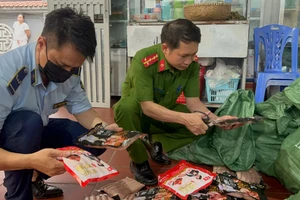 Lực lượng chức năng kiểm tra hàng hóa. Ảnh: TG