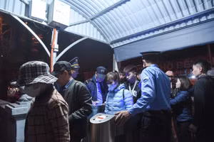 Kiểm soát vé cho du khách đến chùa Hương năm 2024.