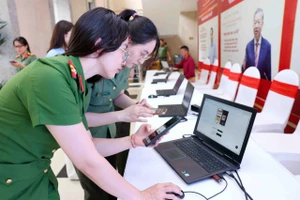 Cán bộ, chiến sĩ Công an TP Hà Nội tự tin ứng dụng công nghệ trong từng nhiệm vụ.