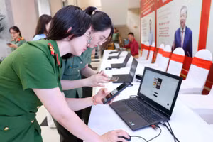 Cán bộ, chiến sĩ Công an TP Hà Nội tự tin ứng dụng công nghệ trong từng nhiệm vụ.