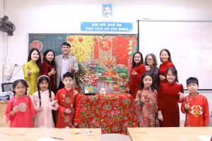 Ban giám hiệu cùng đại biểu tham quan gian trưng bày Tết của cô trò nhà trường. 