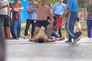 Sự việc khiến đô vật ngã gục ra sàn đấu. Ảnh chụp màn hình