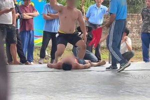 Sự việc khiến đô vật ngã gục ra sàn đấu. Ảnh chụp màn hình