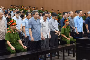 Các bị cáo đứng nghe tòa tuyên án sơ thẩm.