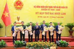 Chủ tịch HĐND TP Nguyễn Ngọc Tuấn tặng hoa chúc mừng các Uỷ viên UBND TP vừa được bầu.