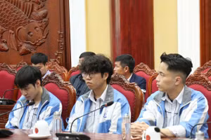 Em Ngô Quang Minh (ngoài cùng bên phải); em Nguyễn Đức Tuyến (thứ 2 từ phải sang).