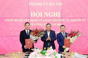 Phó Bí thư Thường trực Thành ủy Hà Nội Nguyễn Văn Phong trao quyết định cho ông Trần Thanh Hà và Thiếu tướng Nguyễn Thành Long. Ảnh: VT