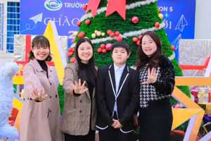 Hải Nam cùng các cô giáo nhà trường (ảnh NTCC).