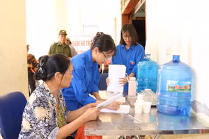 Lực lượng thanh niên tình nguyện hướng dẫn, hỗ trợ người dân thực hiện TTHC.