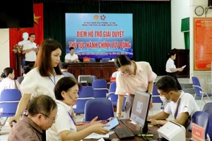 Cán bộ phường Từ Sơn tiếp nhận, giải quyết TTHC cho người dân tại khu phố Doi Sóc.
