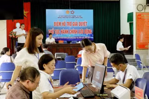 Cán bộ phường Từ Sơn tiếp nhận, giải quyết TTHC cho người dân tại khu phố Doi Sóc.