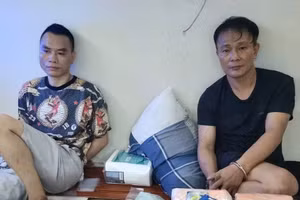 Các đối tượng trong đường dây ma túy cùng tang vật của vụ án. (Ảnh: CATP)