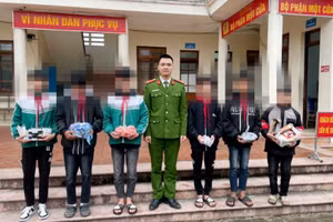 Học sinh tự giác giao nộp số pháo tự chế khi được Công an xã Yên Phúc tuyên truyền, nhắc nhở.