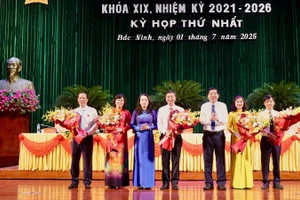 Bí thư Tỉnh ủy Bắc Ninh Nguyễn Văn Gấu tặng hoa chúc mừng lãnh đạo HĐND Bắc Ninh mới.