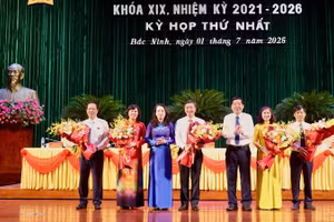 Bí thư Tỉnh ủy Bắc Ninh Nguyễn Văn Gấu tặng hoa chúc mừng lãnh đạo HĐND Bắc Ninh mới.