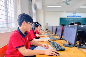 Học sinh làm bài trong kỳ kiểm tra trên máy tính tại nhà trường.