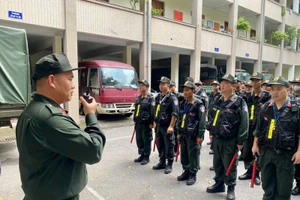 Chỉ huy Đội Cảnh sát đặc nhiệm kiểm tra lực lượng, phương tiện, công cụ hỗ trợ.