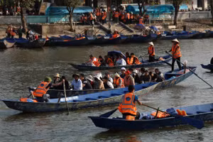 Du khách về chùa Hương chiều 21/2.