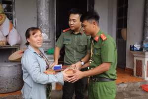 Công an huyện Chương Mỹ hỗ trợ cho người dân bị ảnh hưởng mưa lũ.