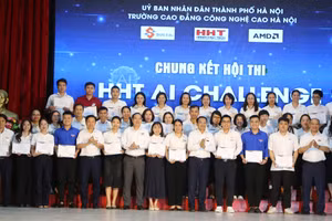 Lãnh đạo HHT chúc mừng các thí sinh tại chung kết cuộc thi.