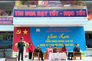 Tọa đàm giao lưu cùng nhân chứng lịch sử và nghệ sĩ quân đội.