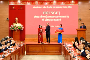 Tổng Bí thư Tô Lâm trao quyết định của Bộ Chính trị cho bà Bùi Thị Minh Hoài: (Ảnh: VT)