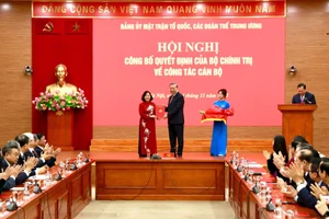 Tổng Bí thư Tô Lâm trao quyết định của Bộ Chính trị cho bà Bùi Thị Minh Hoài: (Ảnh: VT)