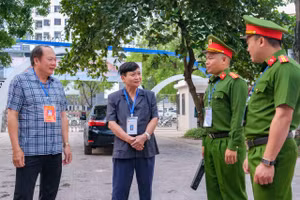 Ông Tạ Việt Hùng - Giám đốc Sở GD&ĐT Bắc Ninh (ngoài cùng bên trái) động viên lực lượng làm nhiệm vụ thi. 