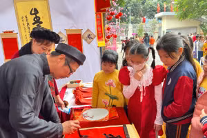 Học sinh háo hức gian thư pháp tại "Hội Xuân yêu thương".
