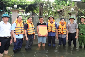 Bí thư Tỉnh uỷ Bắc Ninh tặng quà cho hộ anh Nguyễn Văn Quế, Giáo xứ Đồng Nhân, xã Hòa Tiến (huyện Yên Phong).