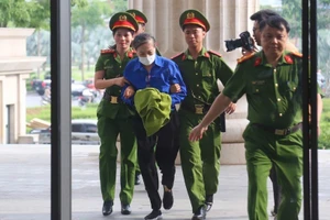 Bị cáo được dẫn giải tới Tòa.