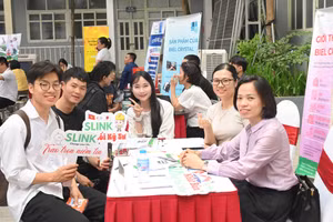 Đại diện doanh nghiệp tư vấn tuyển dụng cho sinh viên EPU.