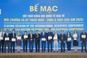 Lãnh đạo Trường Đại học Điện lực trao giấy chứng nhận cho đại diện diễn giả tại Hội thảo EEE-AM2025.
