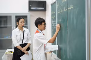 Cô trò Trường THCS Giảng Võ.