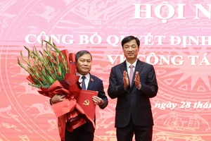 Bí thư Thành ủy Hà Nội Nguyễn Duy Ngọc trao quyết định và chúc mừng ông Vũ Đại Thắng.