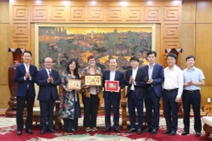 Lãnh đạo UBND tỉnh Bắc Ninh chụp ảnh lưu niệm với ông Veronique Blanquet cùng đoàn công tác.