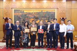 Lãnh đạo UBND tỉnh Bắc Ninh chụp ảnh lưu niệm với ông Veronique Blanquet cùng đoàn công tác.