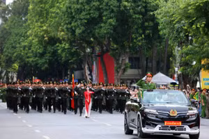 Phần duyệt đội ngũ và diễu hành có sự tham gia của gần 3.000 cán bộ, chiến sĩ.